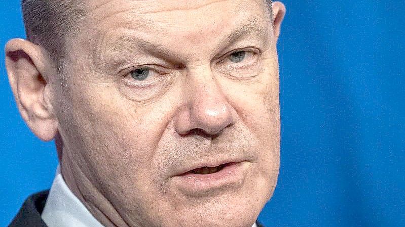 Bundeskanzler Olaf Scholz hat den Krieg in der Ukraine in den vergangenen Wochen auf Distanz gehalten - zumindest physisch. Foto: Michael Kappeler/dpa