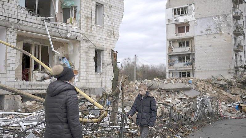 Ein Junge sucht in den Trümmern eines Wohnhauses nach seiner Katze. Foto: Petros Giannakouris/AP/dpa