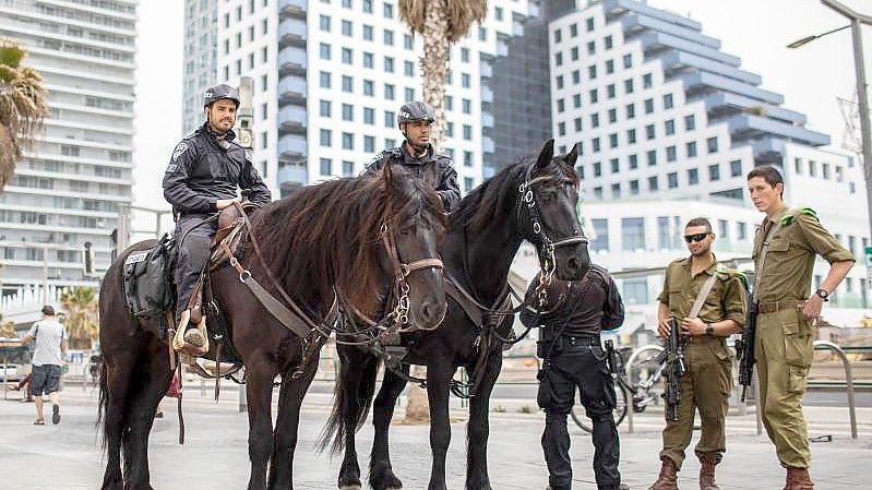 Berittene Polizisten patrouillieren auf der Promenade von Tel Aviv. In Israel verschärfen sich die Spannungen: Ein israelischer Soldat erschoss eine Palästinenserin, nachdem sie ihn mit einem Messer angegriffen hatte. Foto: Ilia Yefimovich/dpa