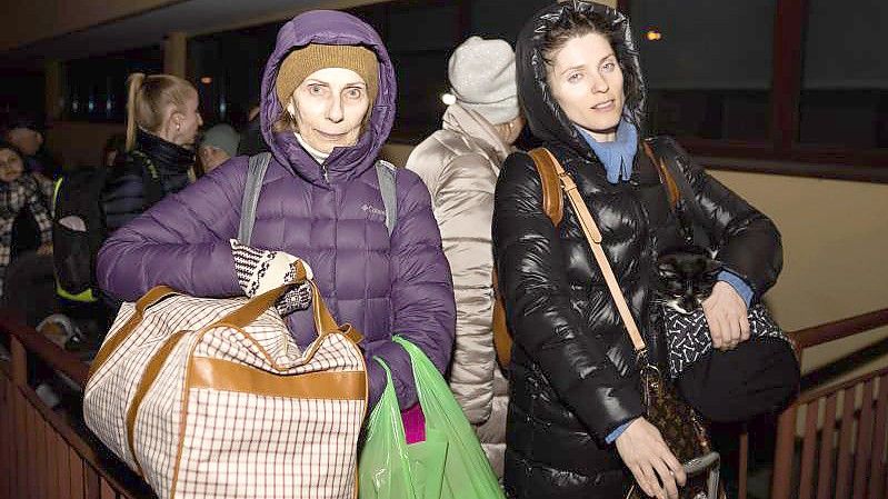 Tamara (l) und ihre Tochter Irina stehen am Abend vor dem polnischen Bahnhof Przemysl Schlange um mit dem Zug in die ukrainische Hauptstadt Kiew zu reisen. Foto: Christoph Soeder/dpa