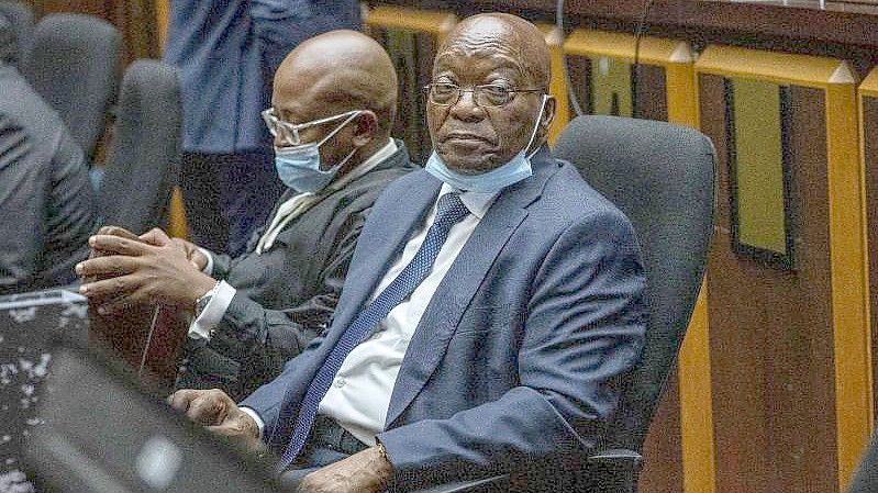 Jacob Zuma (r.), ehemaliger Präsident von Südafrika, Ende Januar bei einer Anhörung am Obersten Gerichtshof in Pietermaritzburg. Foto: Jerome Delay/AP/dpa