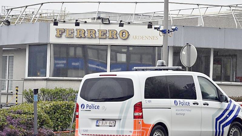 Ein Polizeifahrzeug steht vor der Ferrero-Fabrik im belgischen Arlon. Foto: Eric Lalmand/BELGA/dpa