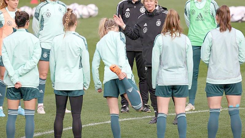 Beim Abschlusstraining hat Bundestrainerin Martina Voss-Tecklenburg (4.v.r.) die Spielerinnen um sich versammelt. Foto: Friso Gentsch/dpa