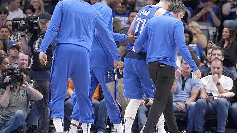 Luka Doncic (2.v.r.) hat sich im Spiel gegen die Spurs an der Wade verletzt. Foto: Tony Gutierrez/AP/dpa