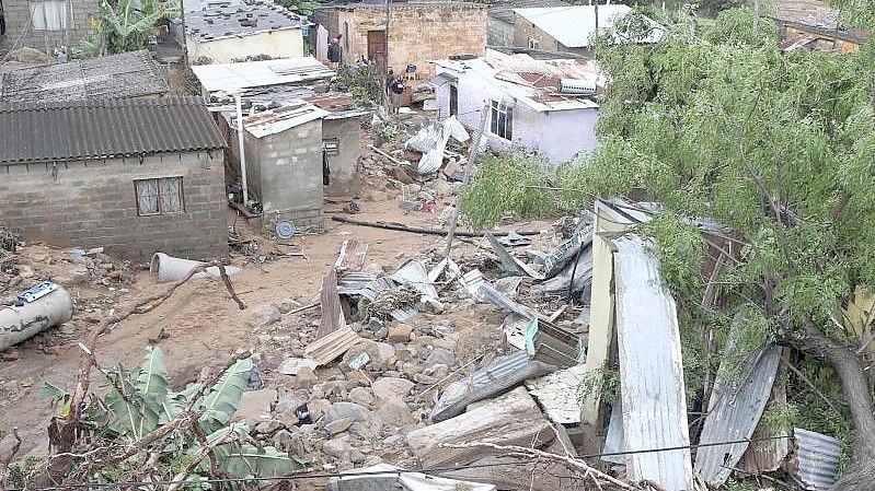 Zerstörte Häuser im südafrikanischen Durban nach den heftigen Überschwemmungen. Foto: Str/AP/dpa