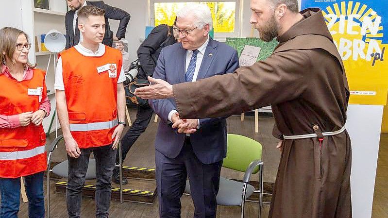 Bundespräsident Frank-Walter Steinmeier trifft in Warschau ehrenamtliche Helfern der Caritas. Foto: Jens Büttner/dpa