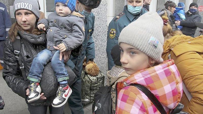Menschen aus den Regionen Donezk und Luhansk, die von den Separatistenregierungen in der Ostukraine kontrolliert werden, fliehen am 2. April nach Nischni Nowgorod. Foto: Uncredited/AP/dpa/Archiv