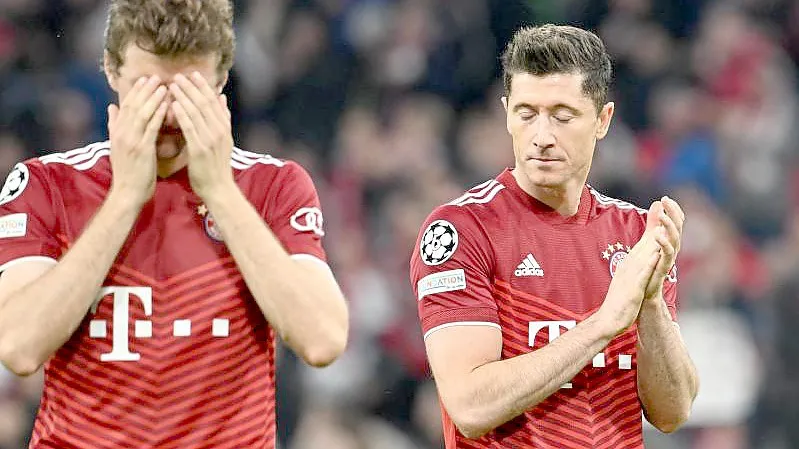 Haben jeweils noch bis 2023 einen Vertrag beim FC Bayern: Thomas Müller (l) und Robert Lewandowski. Foto: Angelika Warmuth/dpa