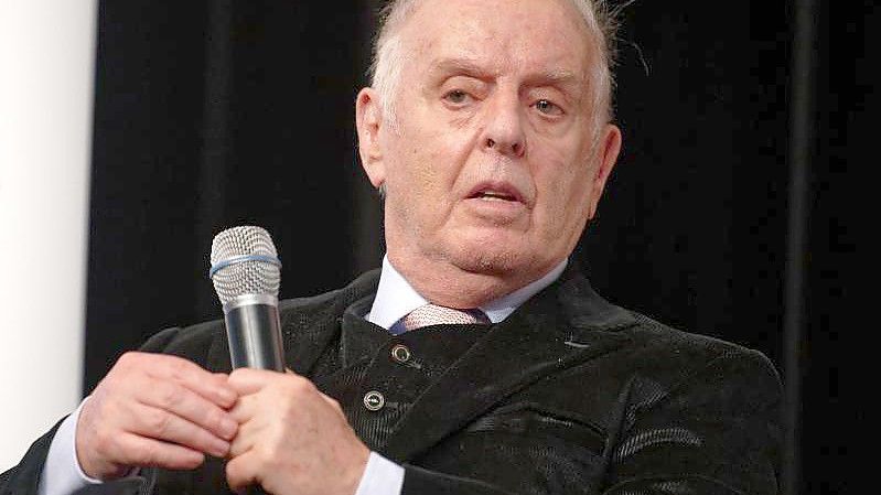 Der Dirigent Daniel Barenboim ist krank und kann nicht auftreten. Foto: Henning Kaiser/dpa