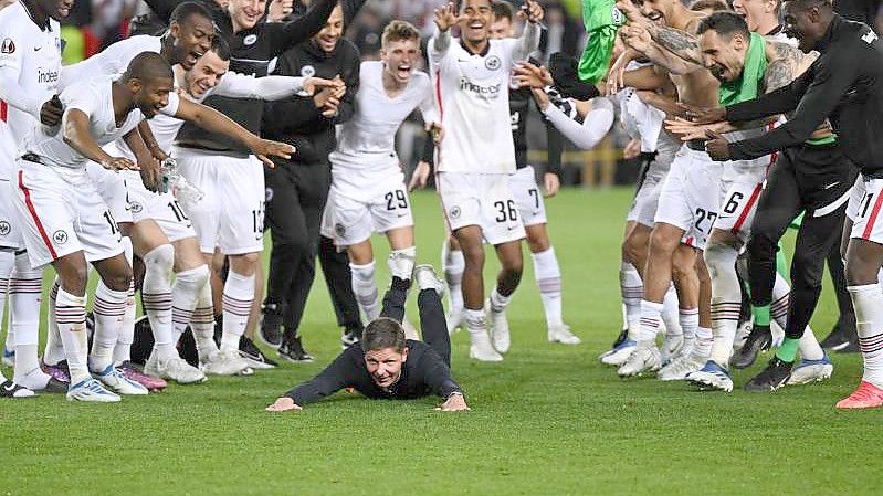 „Diver“ im Camp Nou: Eintracht-Coach Oliver Glasner (M) feiert mit seinen Spielern vor den tausenden Frankfurter Fans. Foto: Arne Dedert/dpa