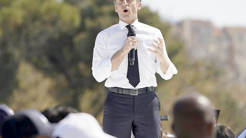 Frankreichs Präsident Emmanuel Macron spricht auf einer Wahlkampfveranstaltung in Marseille. Foto: Laurent Cipriani/AP/dpa