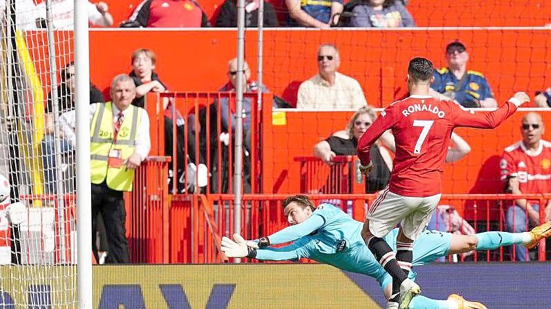 Cristiano Ronaldo (r) traf für Manchester United dreifach. Foto: Martin Rickett/PA Wire/dpa