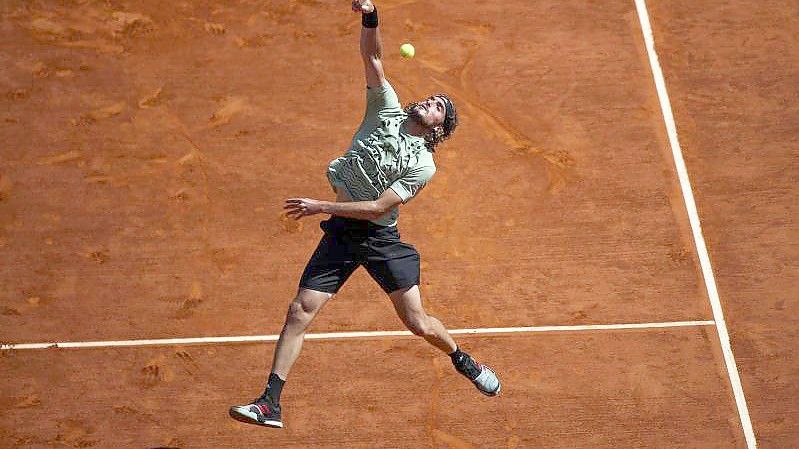 Der Grieche Stefanos Tsitsipas hat sich im Finale von Monte Carlo gegen den Spanier Alejandro Davidovich Fokina mit 6:3, 7:6 (7:3) durchgesetzt. Foto: Daniel Cole/AP/dpa