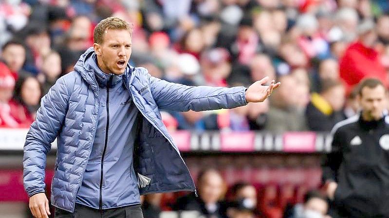 Münchens Cheftrainer Julian Nagelsmann gibt seinen Spielern Anweisungen. Foto: Sven Hoppe/dpa