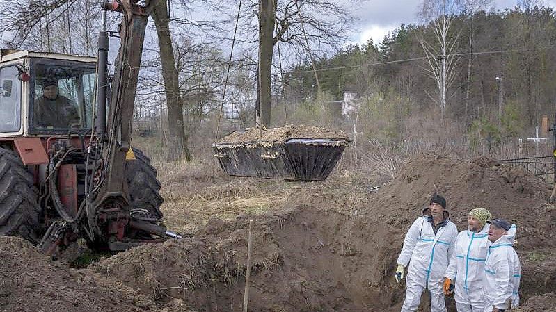 Nach den Raketeneinschlägen steigt schwarzer Rauch über der Stadt Lwiw auf. Foto: Matthew Hatcher/SOPA/ZUMA/dpa