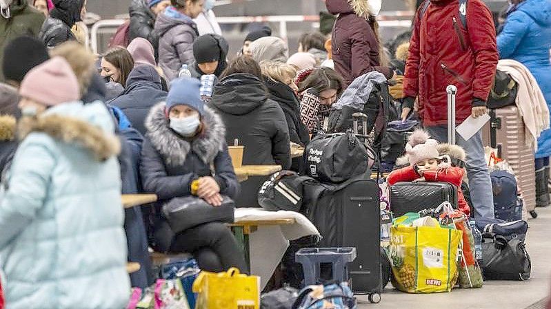 Geflüchtete aus der Ukraine warten auf dem Hauptbahnhof in Berlin. Foto: Hannibal Hanschke/dpa