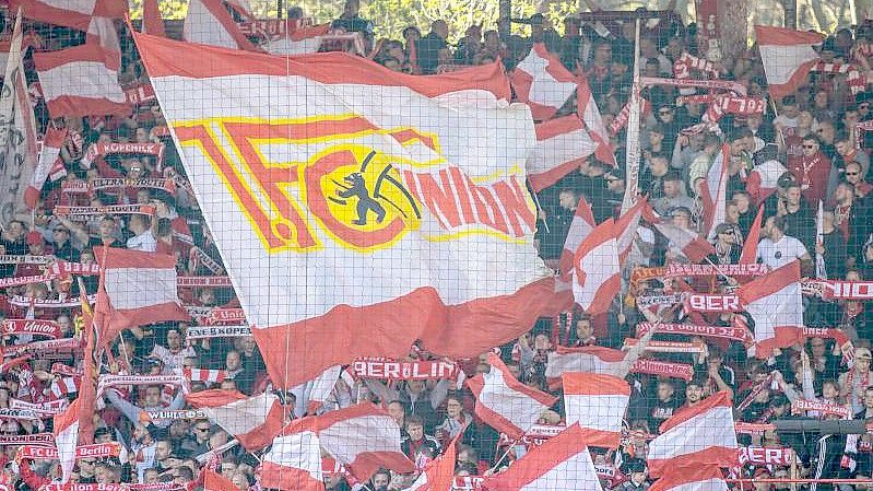 Fans von Union Berlin feuern ihr Team an. Foto: Andreas Gora/dpa