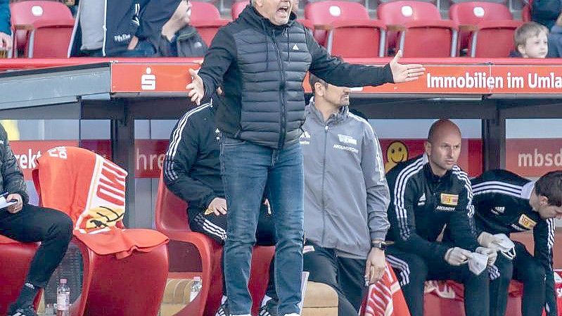 Unions Trainer Urs Fischer coacht seine Mannschaft vom Spielfeldrand aus. Foto: Andreas Gora/dpa