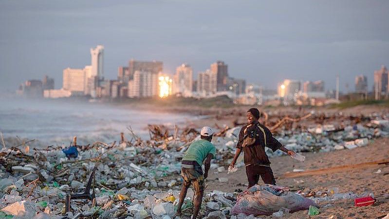 Müll am Strand von Durban, der durch die ungewöhnlich heftigen Niederschläge angespült worden ist. Foto: Lebohang Motaung/XinHua/dpa