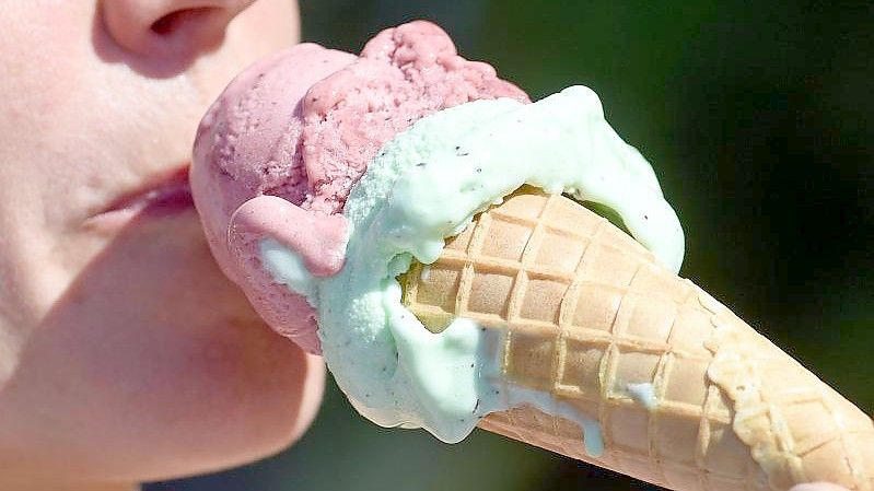 „Vor allem in den verregneten Sommermonaten Juli und August haben die deutschen Eis-Liebhaber deutlich weniger Eis geschleckt.“. Foto: Holger Hollemann/dpa