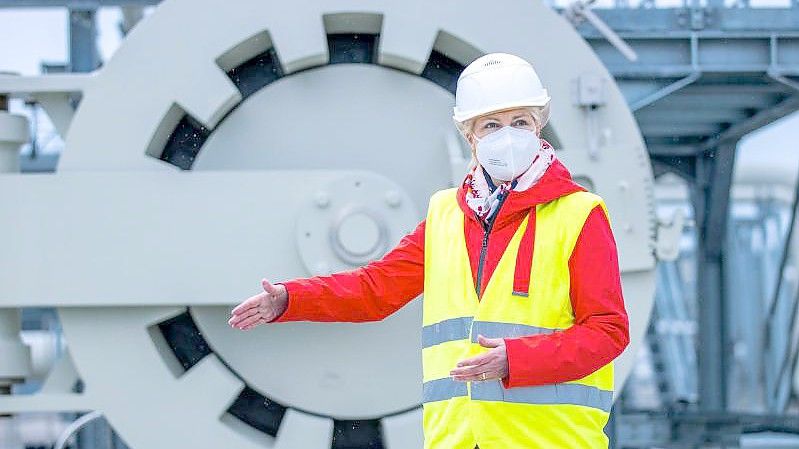 Mecklenburg-Vorpommerns Ministerpräsidentin Manuela Schwesig bei der Gasanlandestation von Nord Stream 2. Foto: Jens Büttner/dpa-Zentralbild/dpa