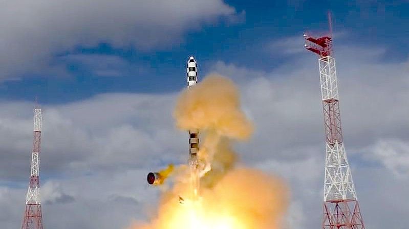 Das vom russischen Verteidigungsministerium zur Verfügung gesteltten Bild zeigt den Abschuss einer Interkontinentalrakete des Typs „RS-28 Sarmat“ bei einem Test (Archivbild). Foto: Uncredited/Defense Ministry Press Service/AP/dpa