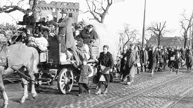 Zu Fuß oder mit Pferdekarren flüchten Menschen aus den östlichen Gebieten des besiegten Dritten Reiches gegen Ende des 2. Weltkrieges in Richtung Westen. Foto: picture alliance / dpa