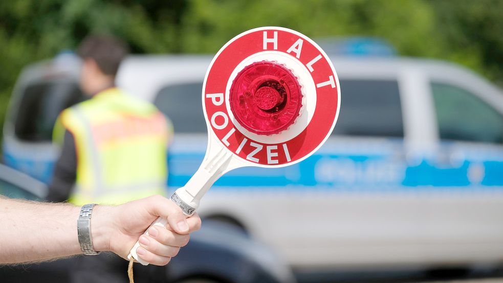 Die Polizei hat am Mittwoch in Bremen-Walle über 200 Autofahrer kontrolliert. Foto: Sebastian Willnow / dpa