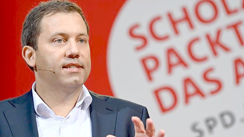 „Bin froh, dass wir einen Bundeskanzler haben, der das durchdenkt“: SPD-Chef Lars Klingbeil (Archivbild). Foto: Britta Pedersen/dpa-Zentralbild/dpa