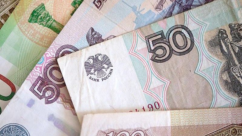 Russische Rubel-Banknoten: Die Europäische Union setzte Ende Februar schwerwiegenden Sanktionen gegen die russische Zentralbank in Kraft gesetzt. Foto: Sven Hoppe/dpa