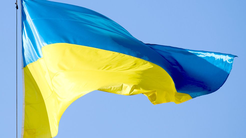 Die ukrainische Flagge weht im Wind. Ehrenamtliche organisieren in Ihlow einen Flohmarkt zugunsten der Ukrainehilfe. Foto: DPA