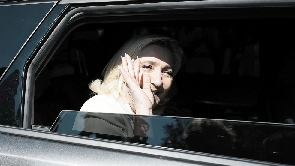 Marine Le Pen, Präsidentschaftskandidatin der rechtsextremen Partei Rassemblement National (RN), verlässt eine Wahlkampfveranstaltung. Foto: picture alliance/dpa/AP