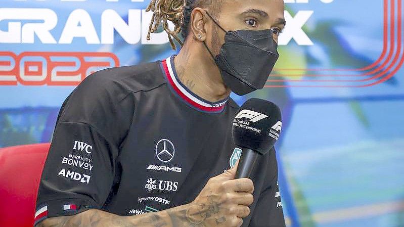 Der britische Mercedes-Pilot Lewis Hamilton beantwortet Fragen während einer Pressekonferenz. Foto: Asanka Brendon Ratnayake/AP/dpa