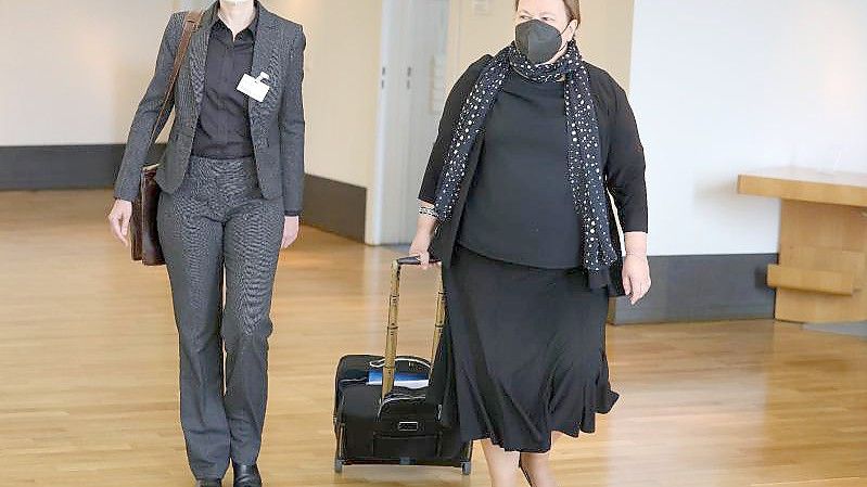 Ursula Heinen-Esser (r) kommt in Begleitung einer Rechtsanwältin zum Landtagsuntersuchungsausschuss zur Flutkatastrophe in Düsseldorf. Foto: David Young/dpa