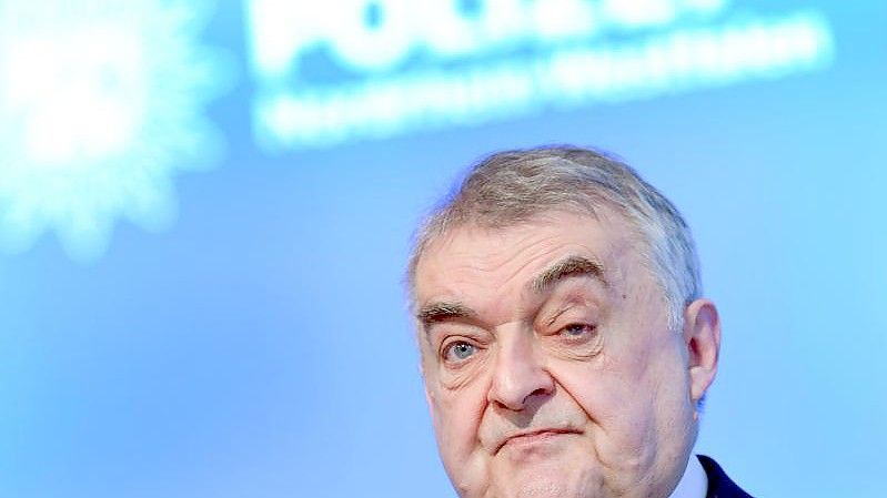 Herbert Reul (CDU), Innenminister von Nordrhein-Westfalen, spricht von bereits aufgespürten illegalen Geldströmen in dreistelliger Millionenhöhe. Foto: Federico Gambarini/dpa