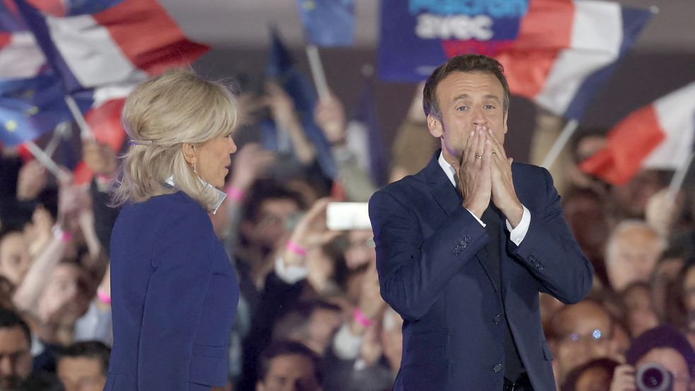 Sieg mit ziemlich blauem Auge: Emmanuel Macron ist in Frankreich als Präsident wiedergewählt worden und muss nun auf seine Gegner zugehen. Foto: AFP/THOMAS COEX
