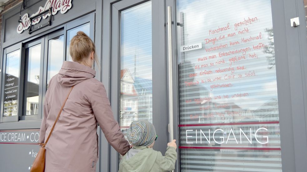 Vor verschlossenen Türen stehen Eisliebhaber beim „Sweet Mary“ seit voriger Woche. Foto: Neelke Harms