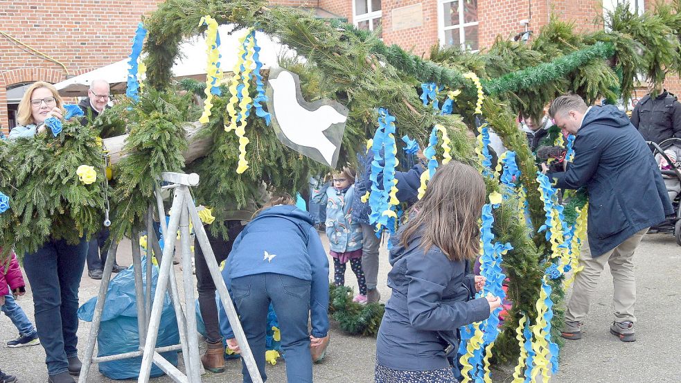 Der Timmeler Maibaum geschmückt in den ukrainischen Farben. Foto: Gerd-Arnold Ubben