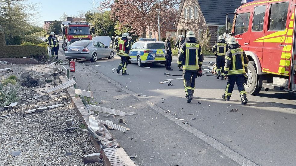 Auch massive Mauern hat der Wagen mitgenommen. Foto: Feuerwehr