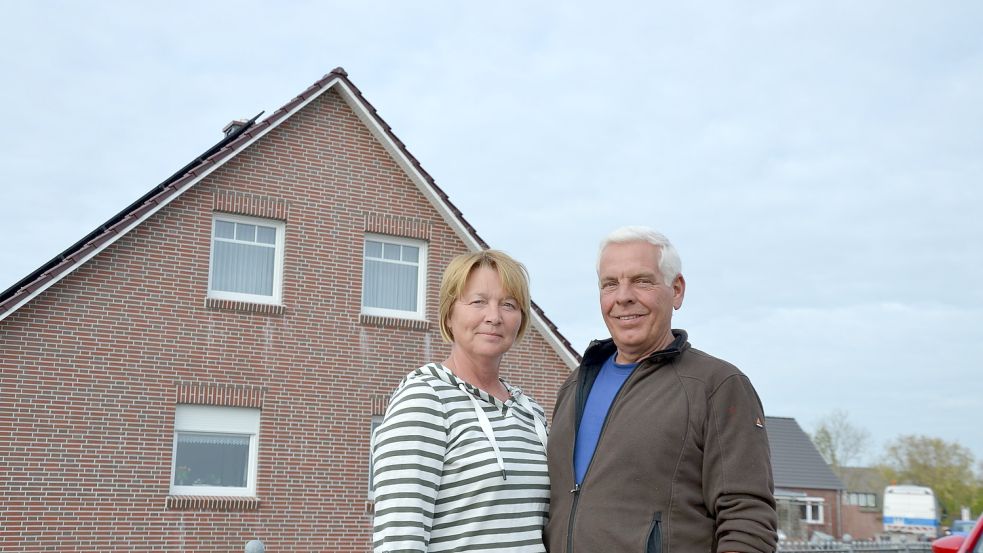 Monika und Johann Graver stehen vor ihrem Haus in Berumerfehn. Es wurde im vergangenen Jahr durch einen Tornado zerstört. Foto: Franziska Otto