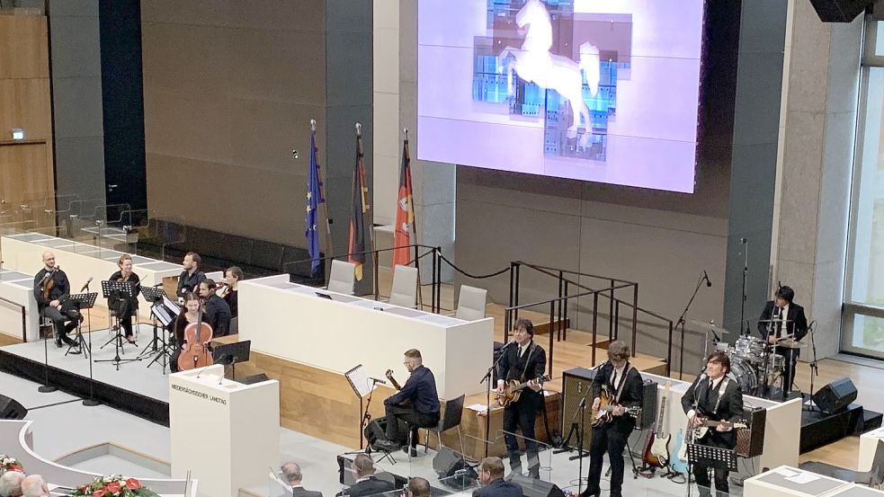 Seltener Anblick: Eine Rockband hat zum 75. Jubiläum des Niedersächsischen Landtags am Freitag im Plenarsaal gespielt. Foto: Lars Laue