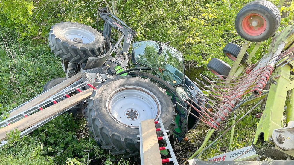 Ein Trecker kippte in Hinte am Sonnabend in einen Straßengraben. Foto: Feuerwehr Hinte