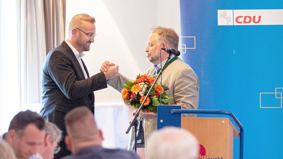 Der scheidende CDU-Kreisvorsitzende Sven Behrens (links) wünschte Nachfolger Dr. Joachim Kleen viel Erfolg. Foto: privat