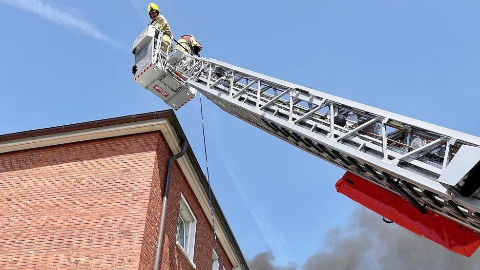 Bei den Löscharbeiten kam auch eine Drehleiter zum Einsatz. Foto: Feuerwehr