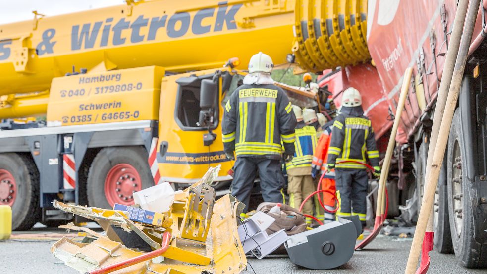 Am Montag ist ein schwerer Autokran in einen mit Milchsäurepulver beladenen Lkw gefahren. Foto: Marco Dittmer