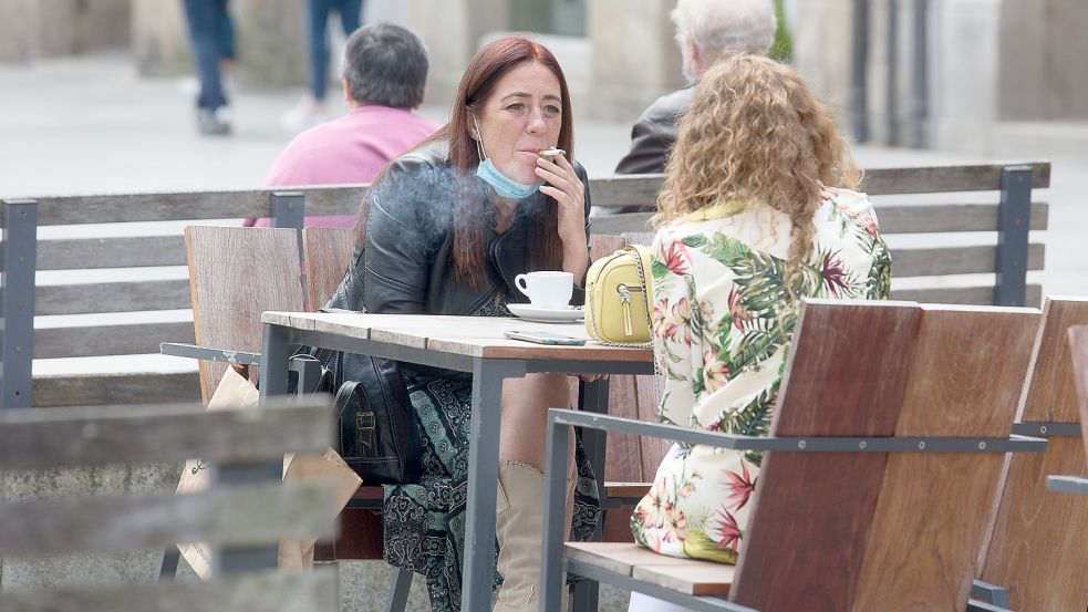 Raucherin in einem Straßencafé. Foto: Carlos Castro/picture alliance/dpa/EUROPA PRESS