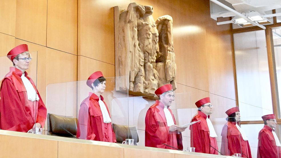 Ein Teil des Ersten Senats des Bundesverfassungsgerichts, mit dem Vorsitzenden und Präsidenten Stephan Harbarth (Mitte). Foto: DPA