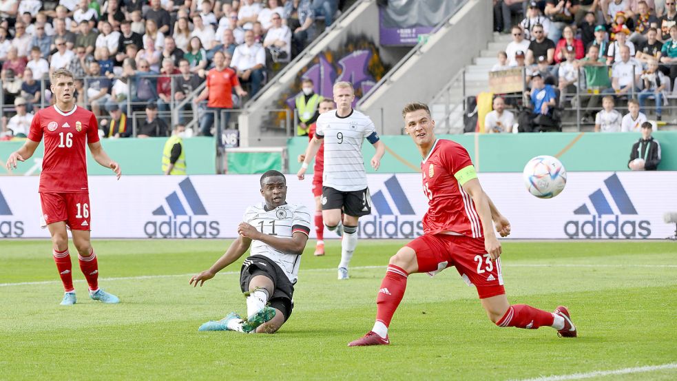 Hinein ins Glück: Youssoufa Moukoko (links) erzielte unter den Augen von Jonathan Burkardt (Mitte) die 1:0-Führung gegen Ungarn. Foto: imago/Team 2