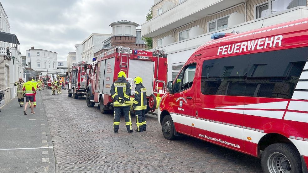 Fünf Fahrzeuge der Feuerwehr waren im Einsatz. Foto: Feuerwehr Norderney