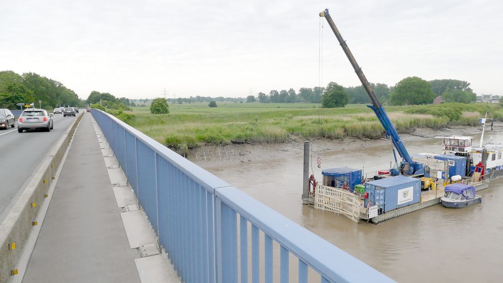 Die Suche nach Kampfmitteln aus dem Zweiten Weltkrieg (1939 bis 1945) in der Leda umfasst 50 Meter westlich und 50 Meter östlich der vielbefahrenen Brücke. Grund: Ab 2023 wird eine neue Brücke gebaut. Fotos: Wieking